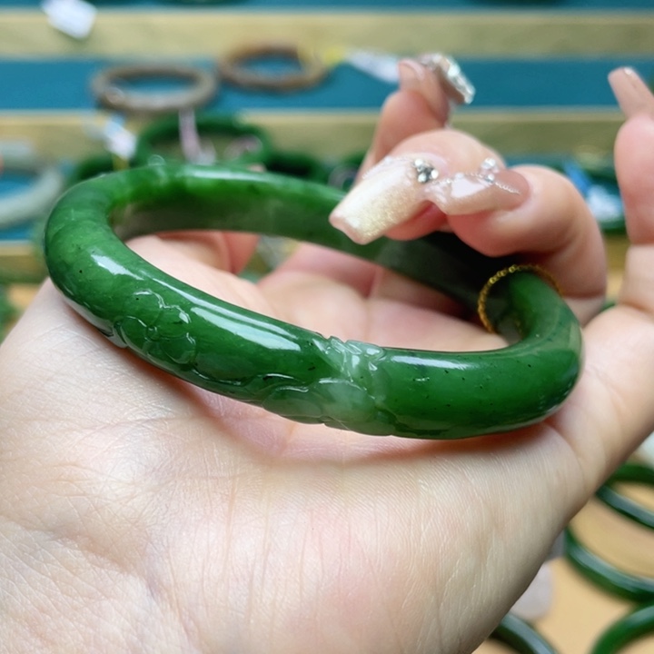 和田玉手镯 圈口62。编号106未镶嵌