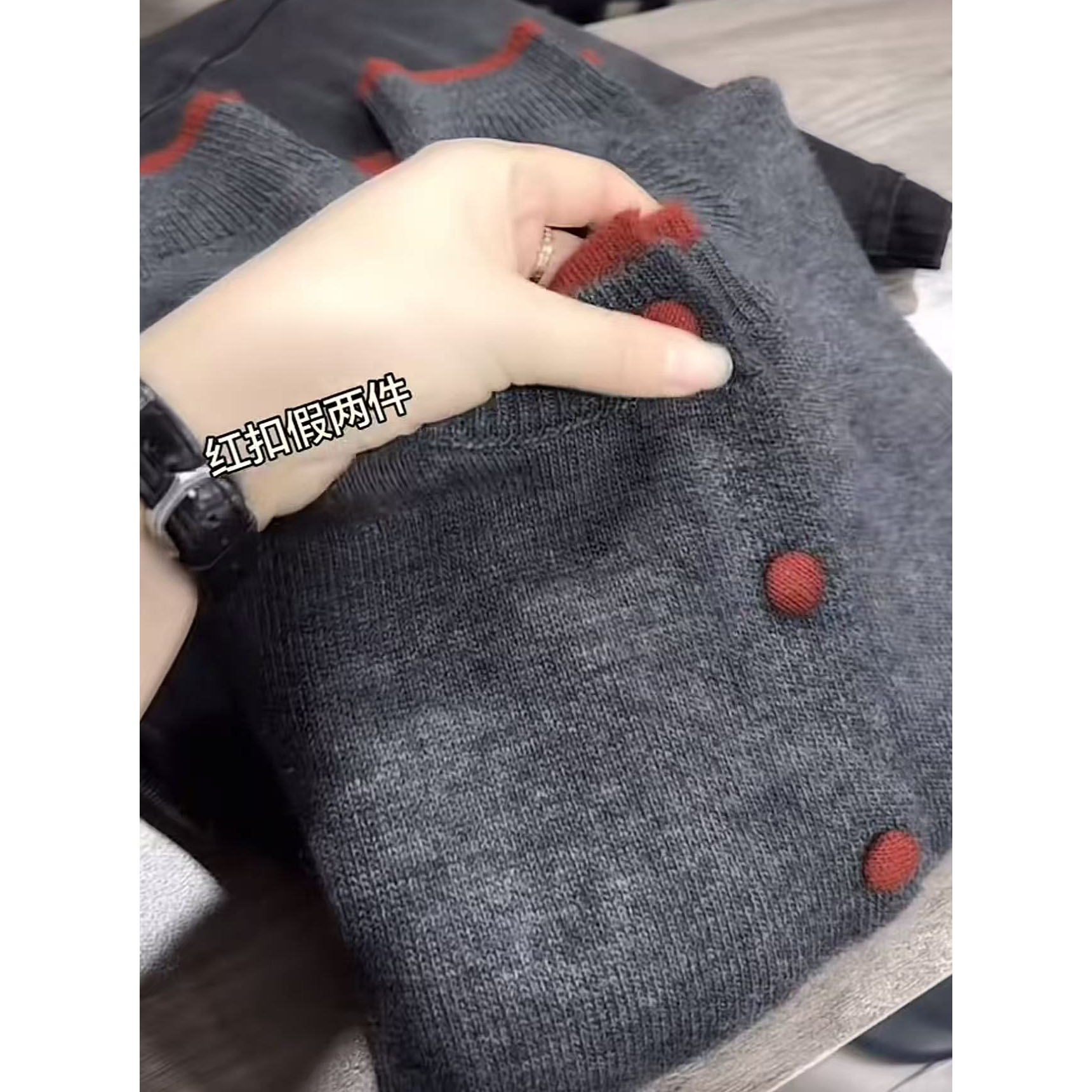 【现货】灰色老钱风圆领红扣假两件针织开衫2025秋冬新款高级感上衣