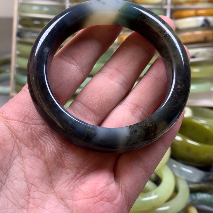 蛇纹石玉手镯未镶嵌