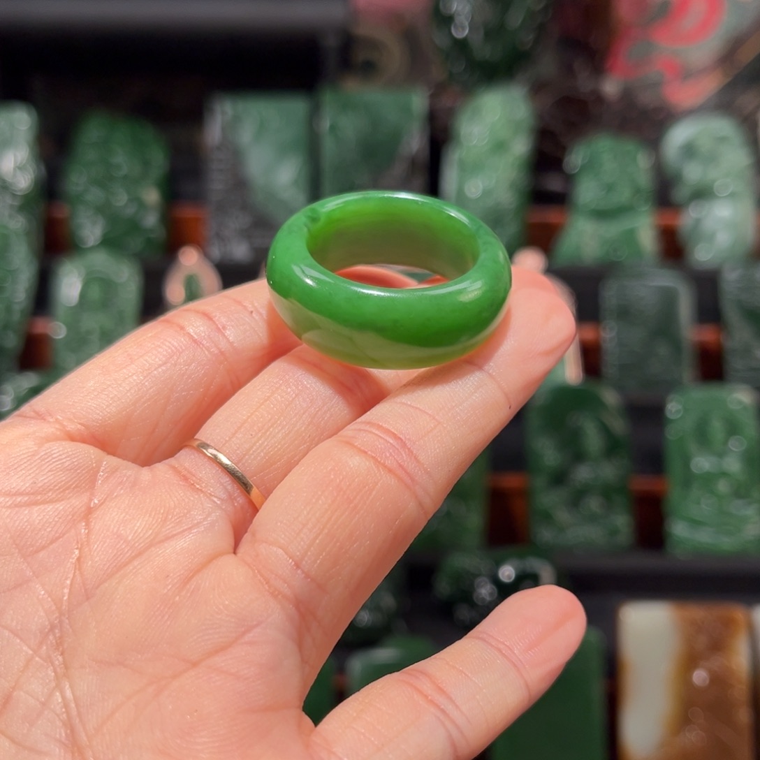 王***文和田玉（碧玉）未镶嵌颈饰