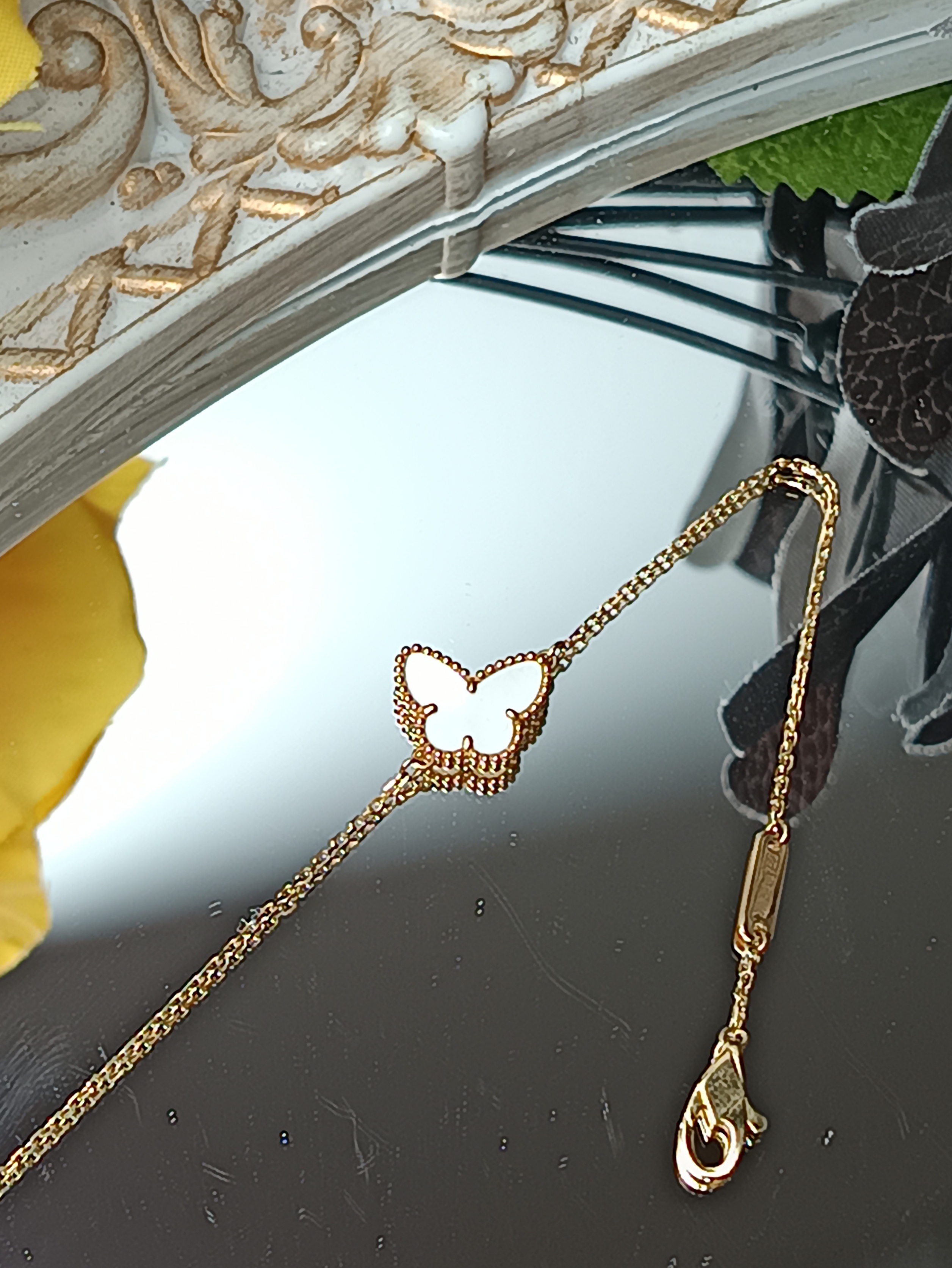 18K金白贝母手链 小蝴蝶 K黄 优雅迷你