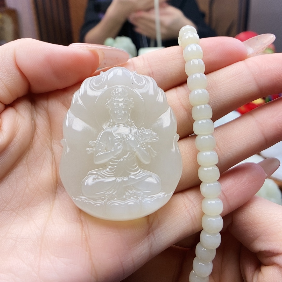 生****和田玉未镶嵌颈饰