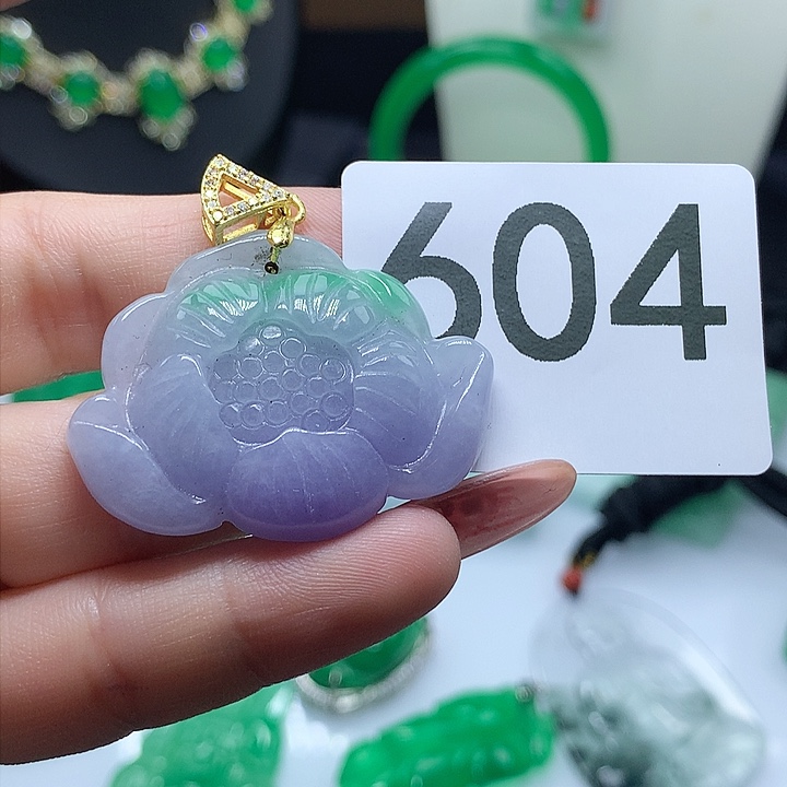 翡翠吊坠(赠链)未镶嵌