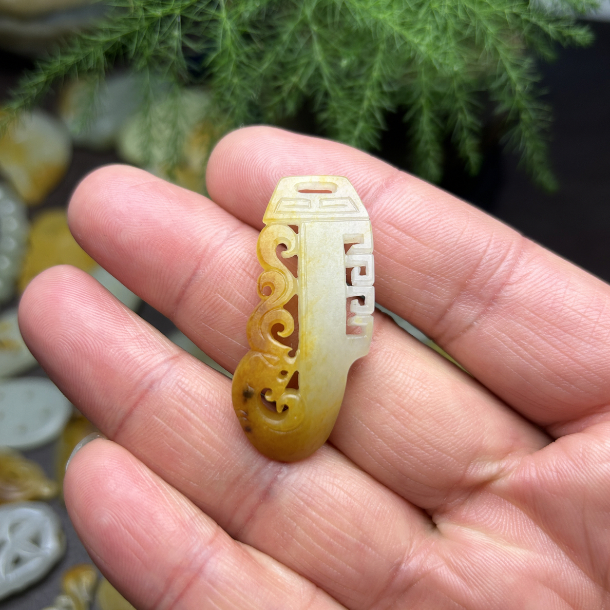 新疆和田玉 龙 吊坠 精美 时尚 雕刻