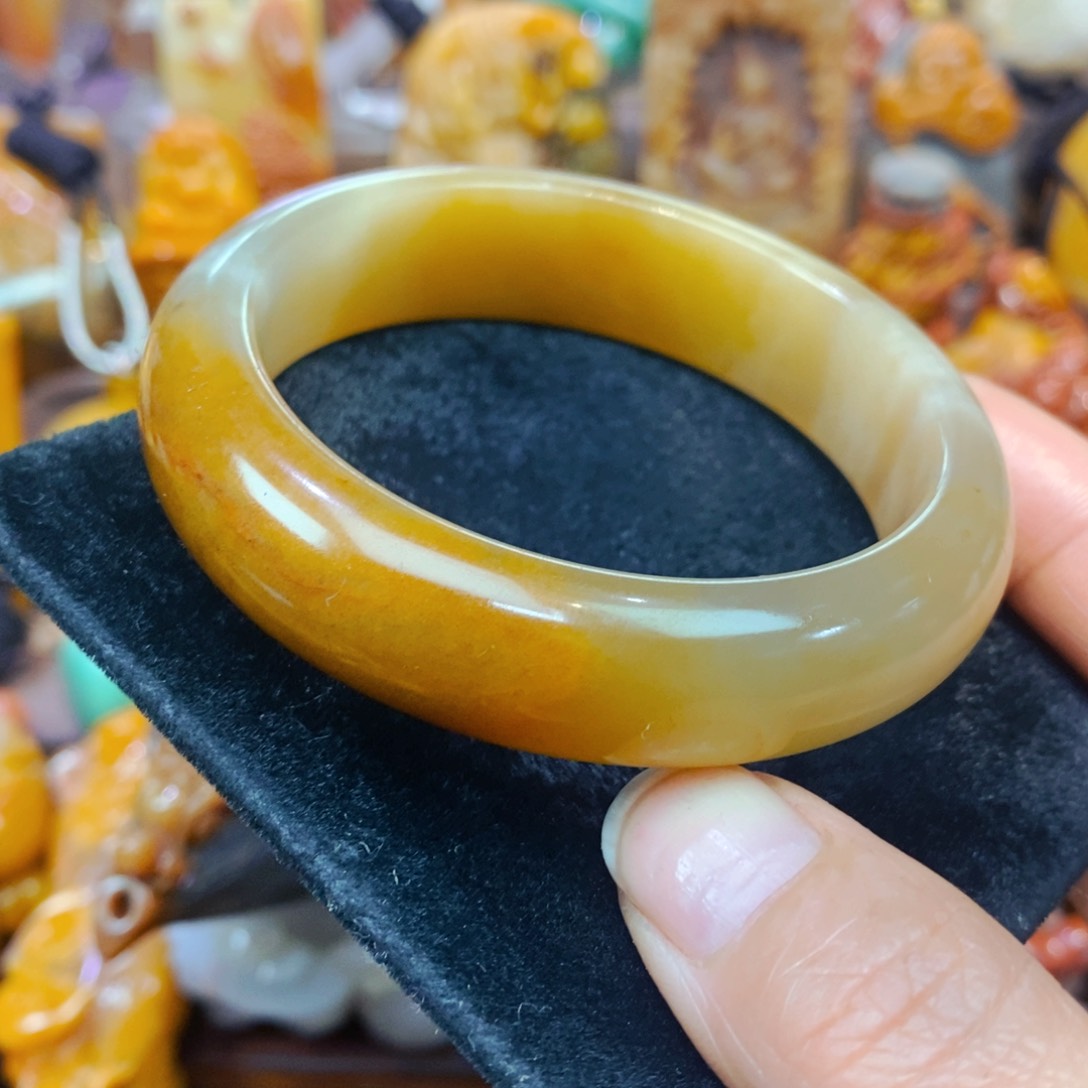 未镶嵌石英质玉（黄龙玉）颈饰