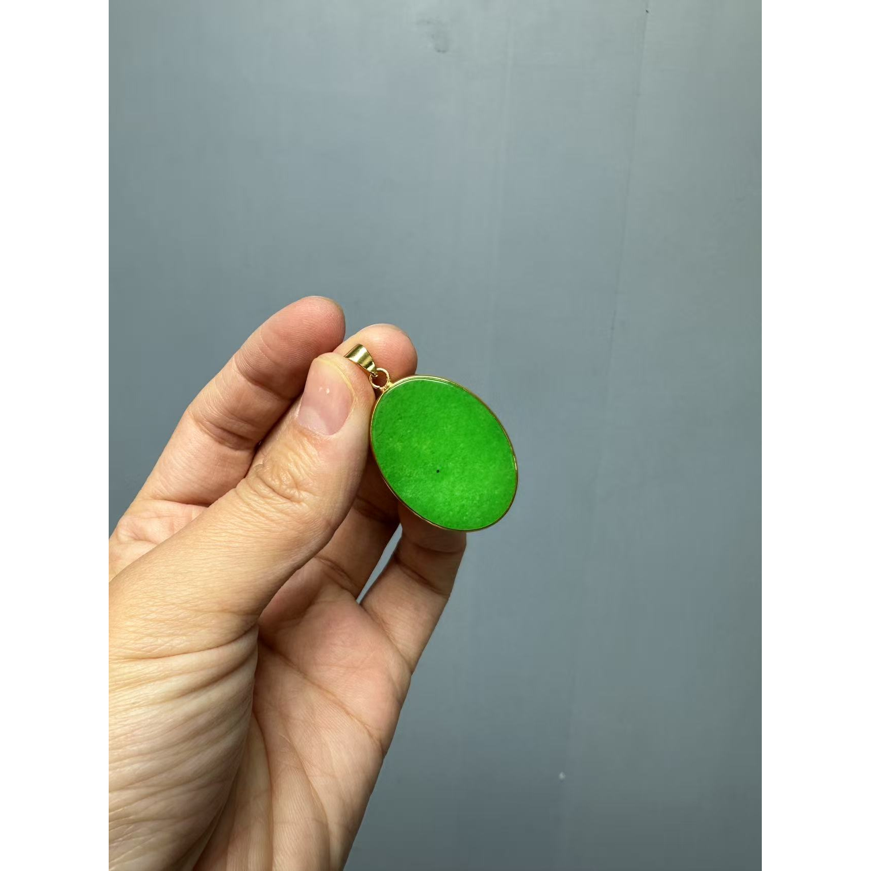 翡翠阳绿14k椭圆形圆牌吊坠