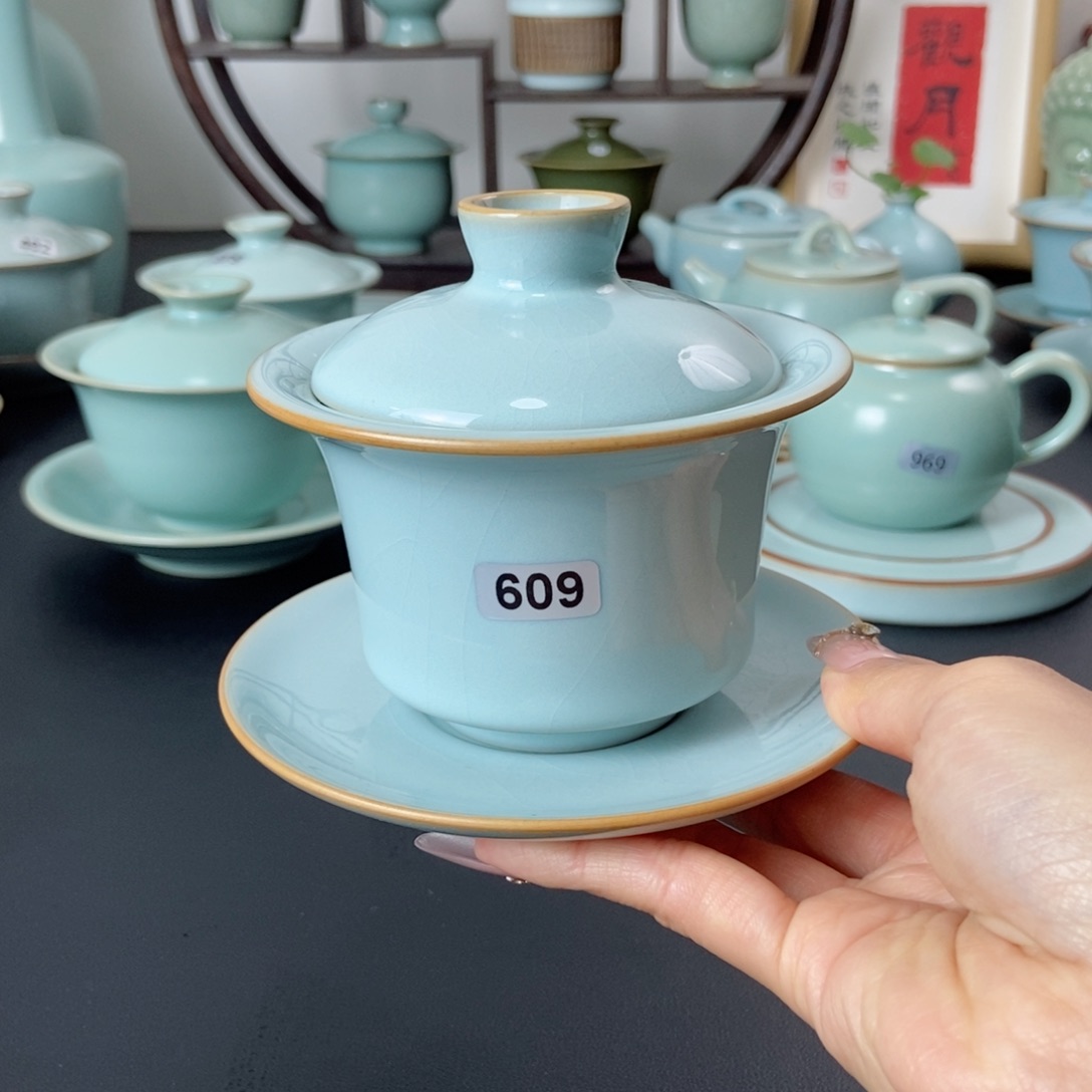 天青釉手工马蹄盖碗微瑕