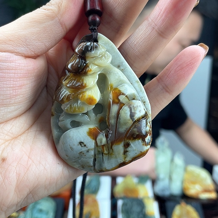 蛇纹石玉颈饰未镶嵌