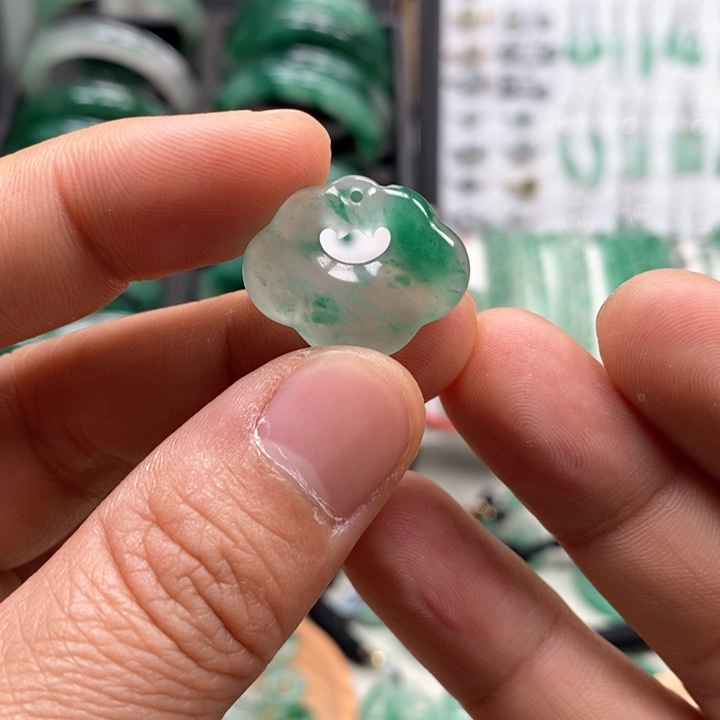 石英质玉颈饰未镶嵌如意锁