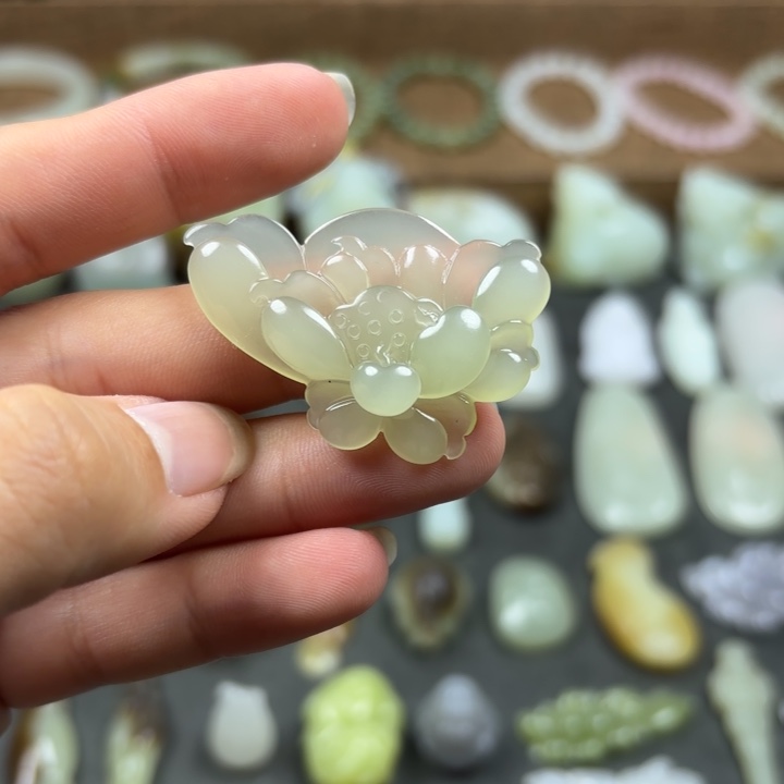 和田玉颈饰未镶嵌和田玉荷花吊坠