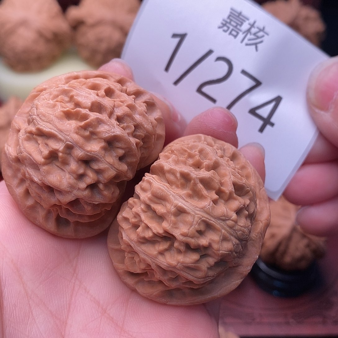 文玩核桃把件40全品老树红皮宫灯