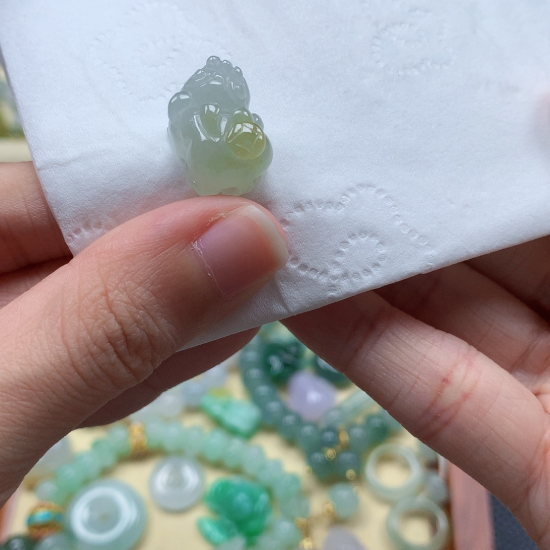 翡翠未镶嵌颈饰是