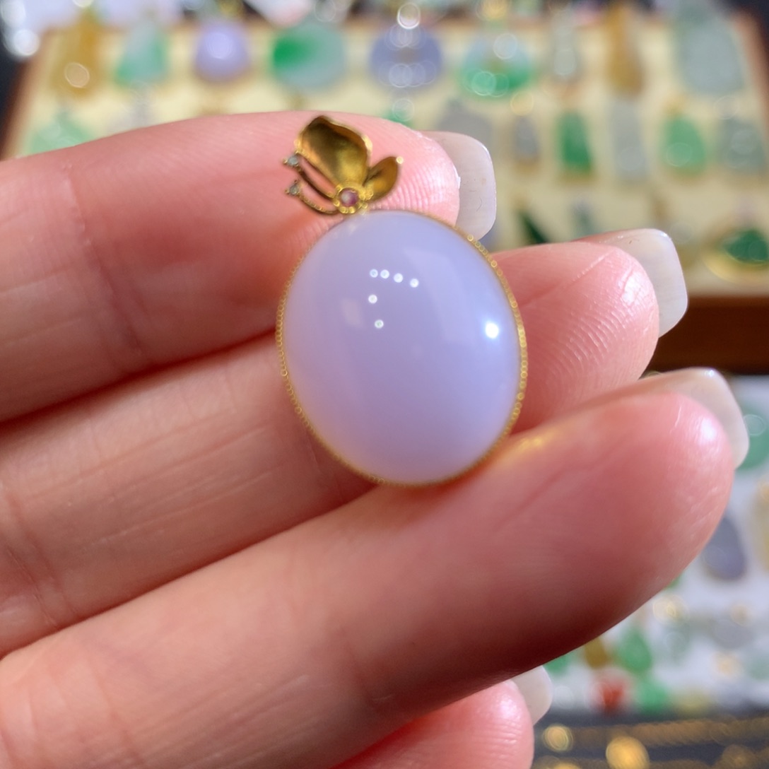 翡翠颈饰18K金镶嵌翡翠吊坠的未镶嵌