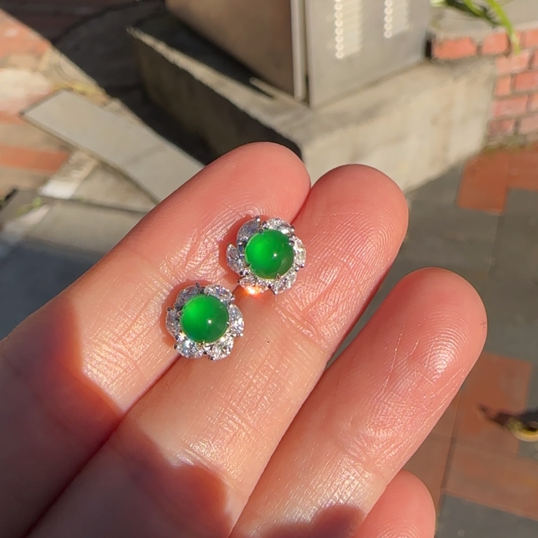 翡翠18K金镶嵌颈饰蛋面耳钉