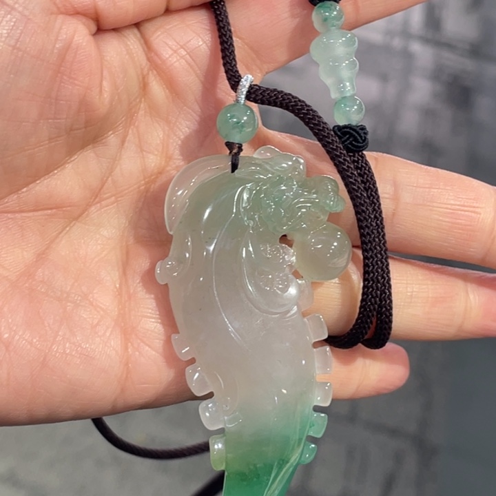 未镶嵌石英质玉（黄龙玉）挂件