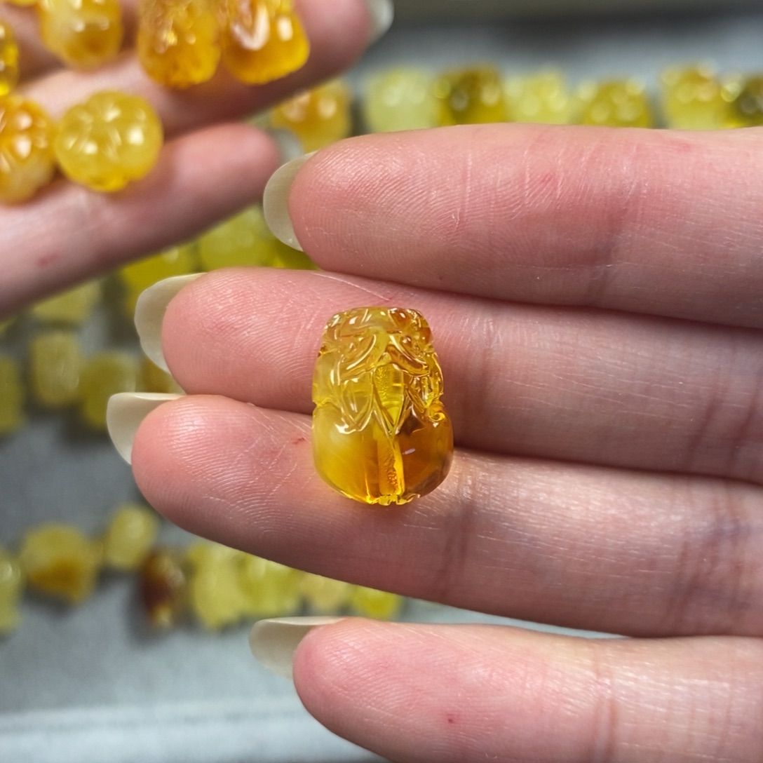 琥珀裸石未镶嵌卖****姐貔貅