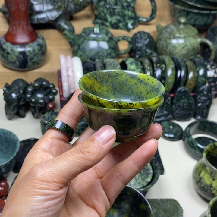 T***a蛇纹石玉未镶嵌项链茶杯2个