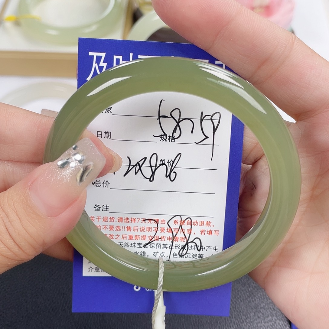 和田玉未镶嵌手镯