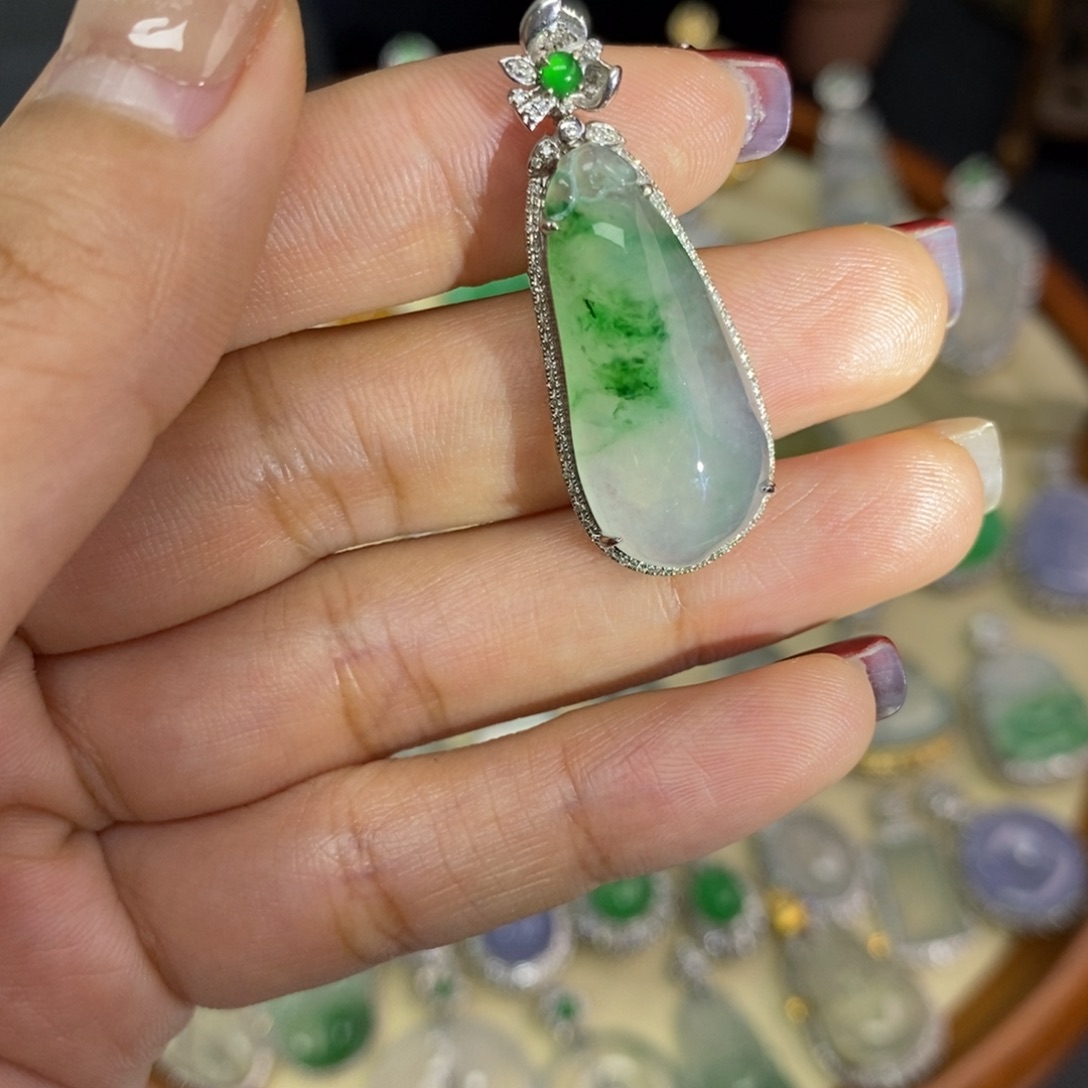 翡翠颈饰18K金镶嵌A货翡翠