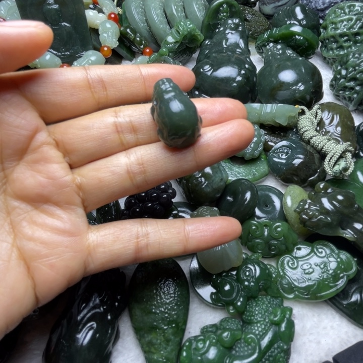 ****:和田玉未镶嵌颈饰