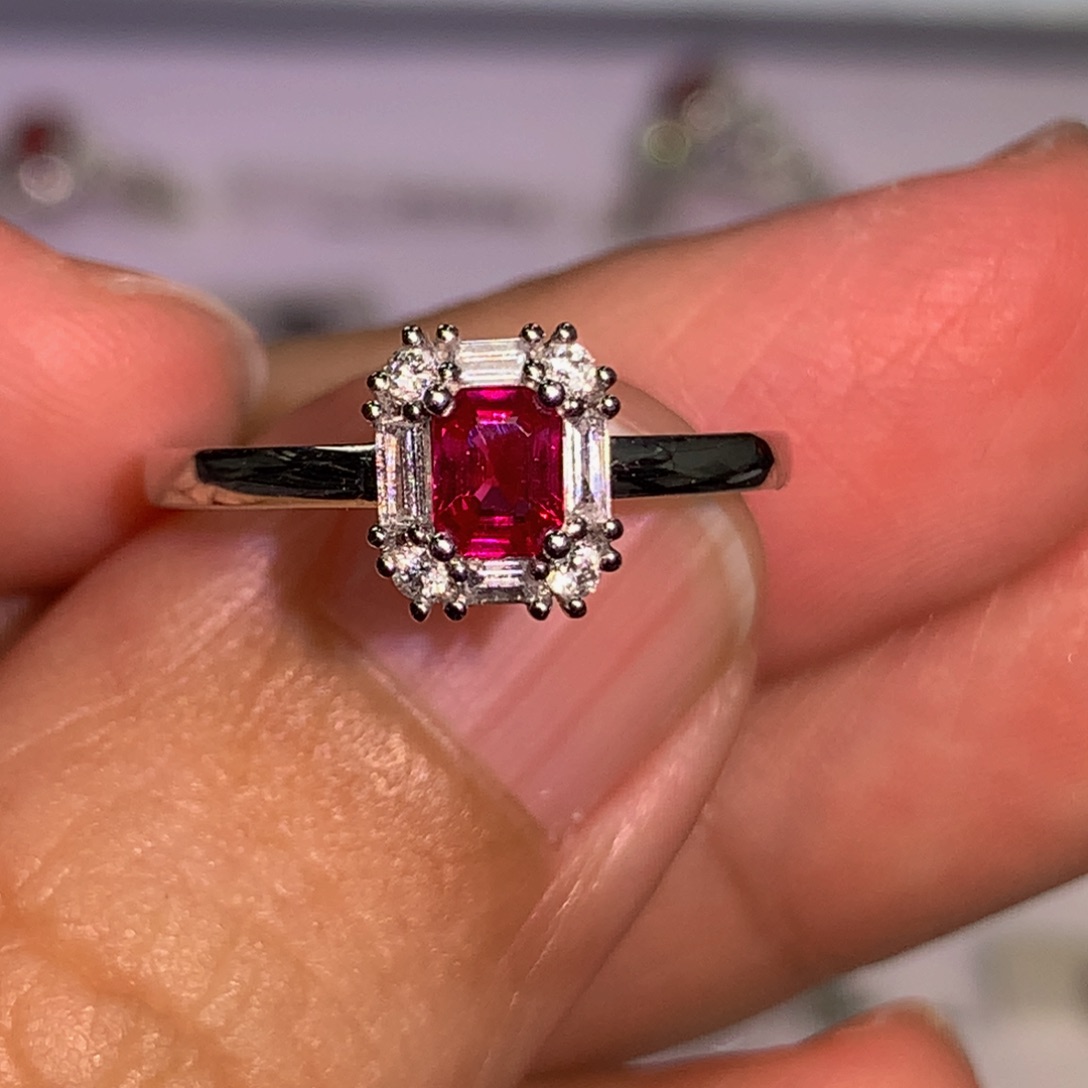 红宝石戒指18K金镶嵌