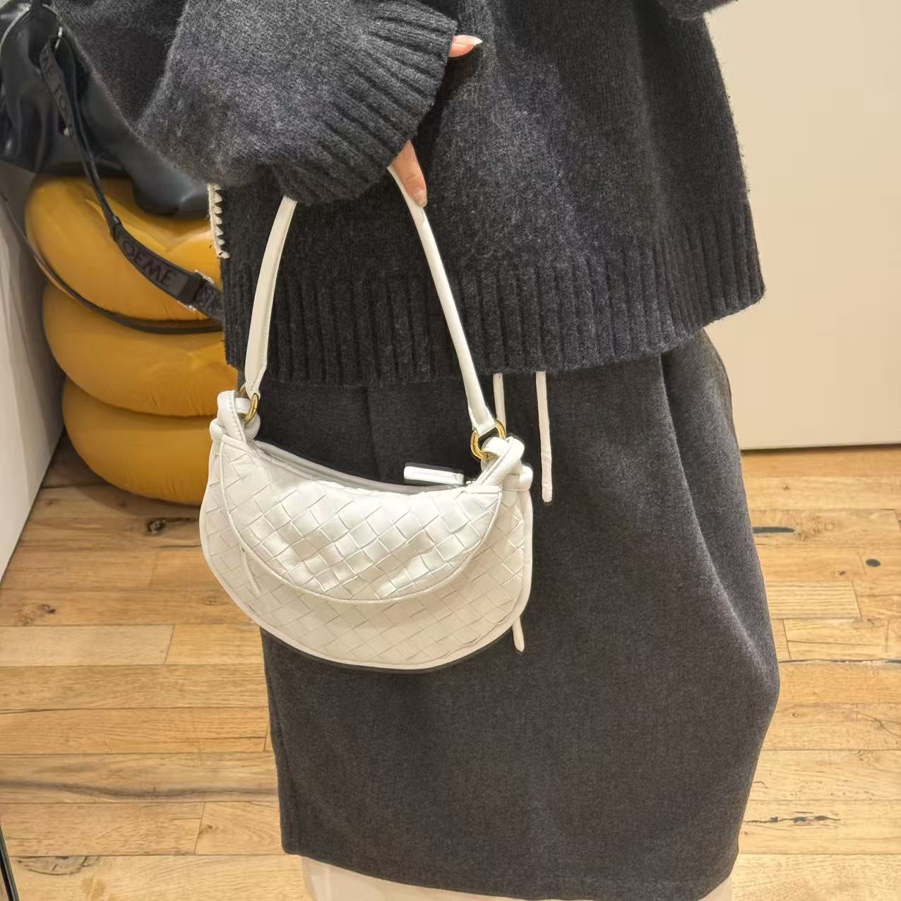 未使用 BOTTEGA VENETA/葆蝶家 BV 月牙款手提包包