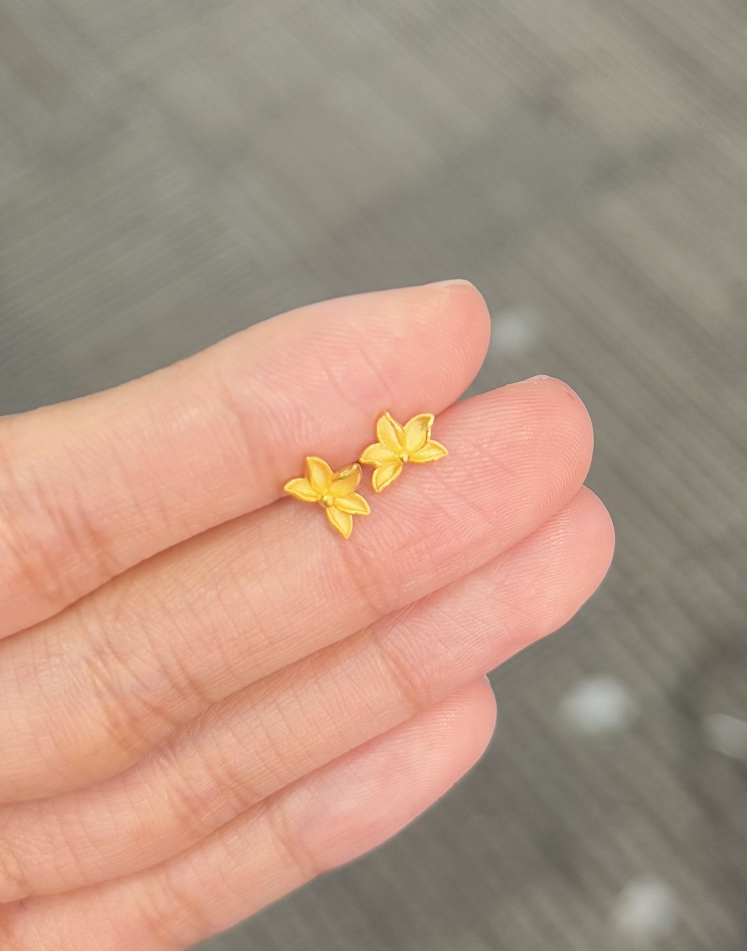  足金999 小莲花弯钩耳钉