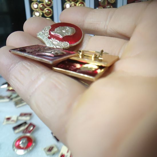 快***乐爷爷金属小像章纪念