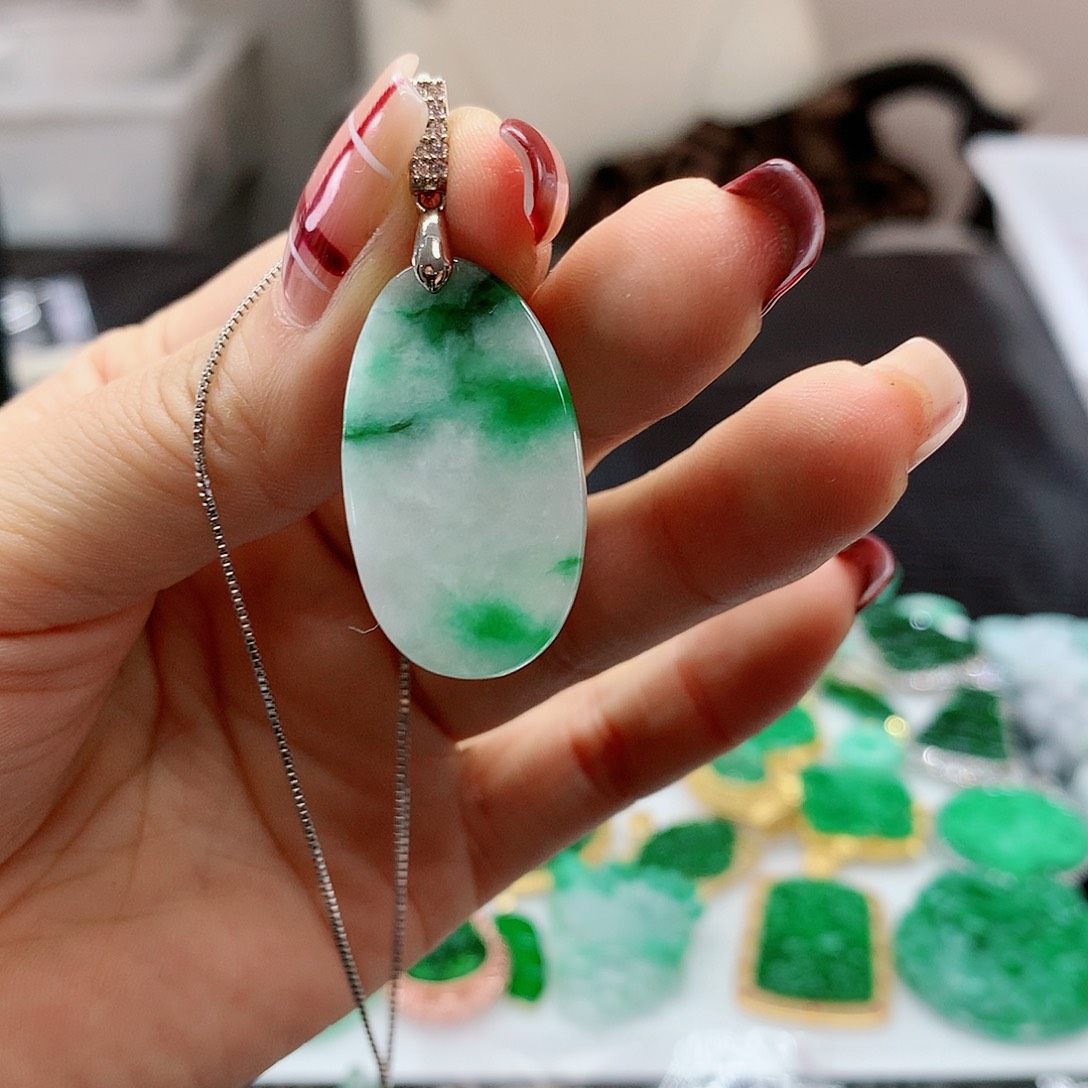 【闪购商品】翡翠吊坠(赠链)未镶嵌