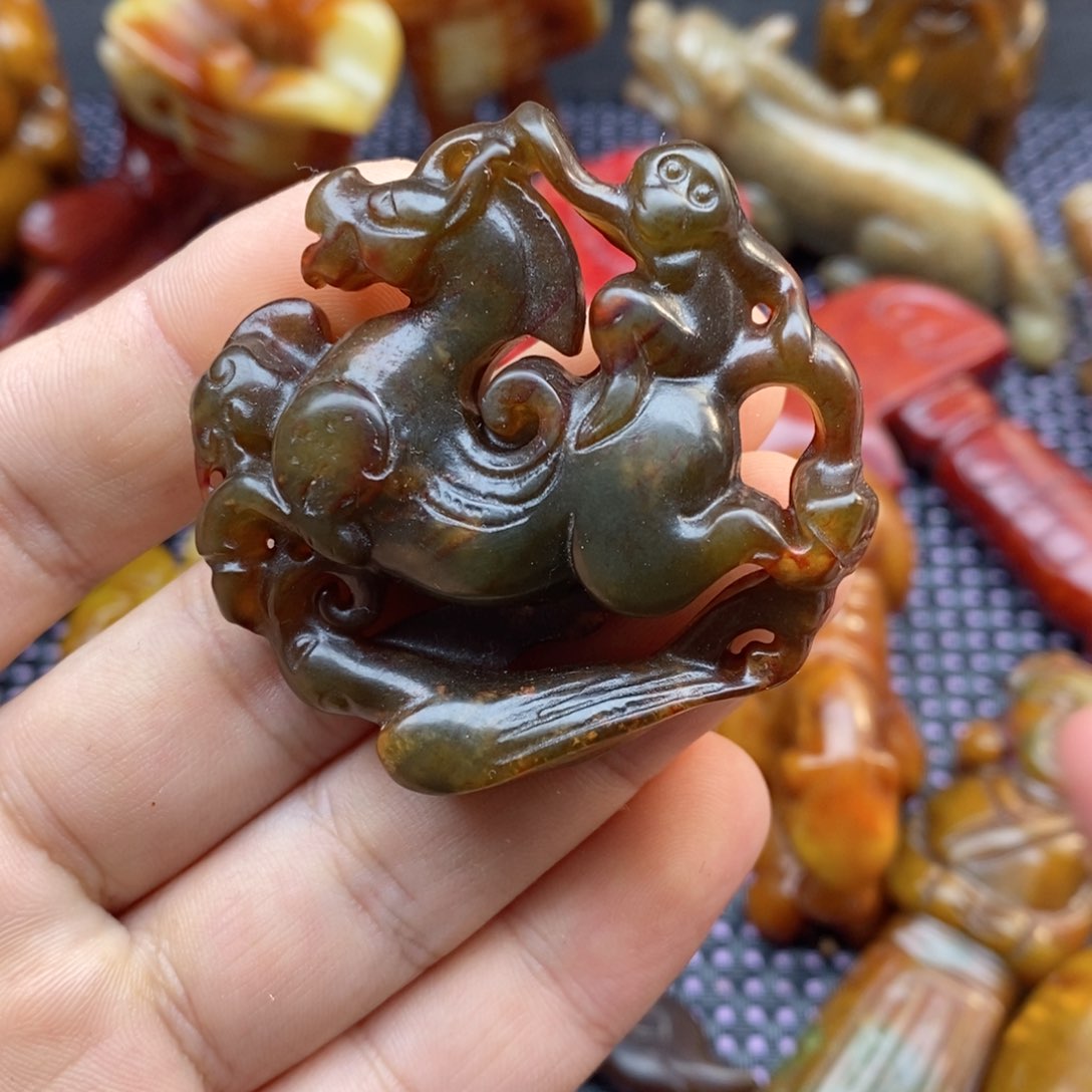 蛇纹石玉颈饰未镶嵌