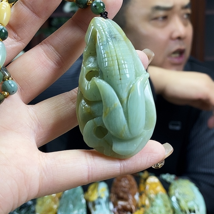 蛇纹石玉吊坠未镶嵌