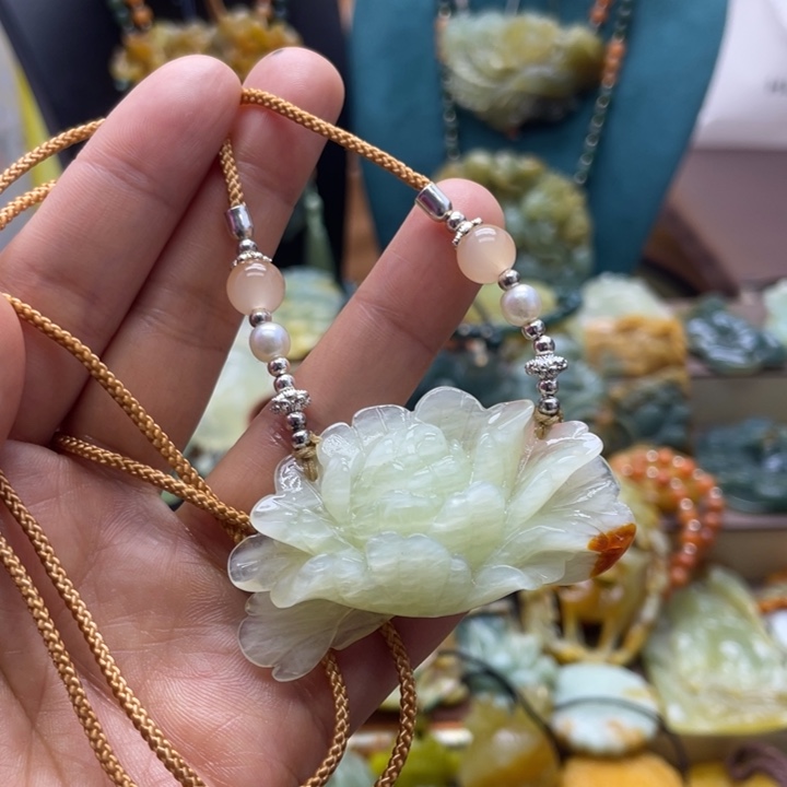 蛇纹石玉未镶嵌颈饰