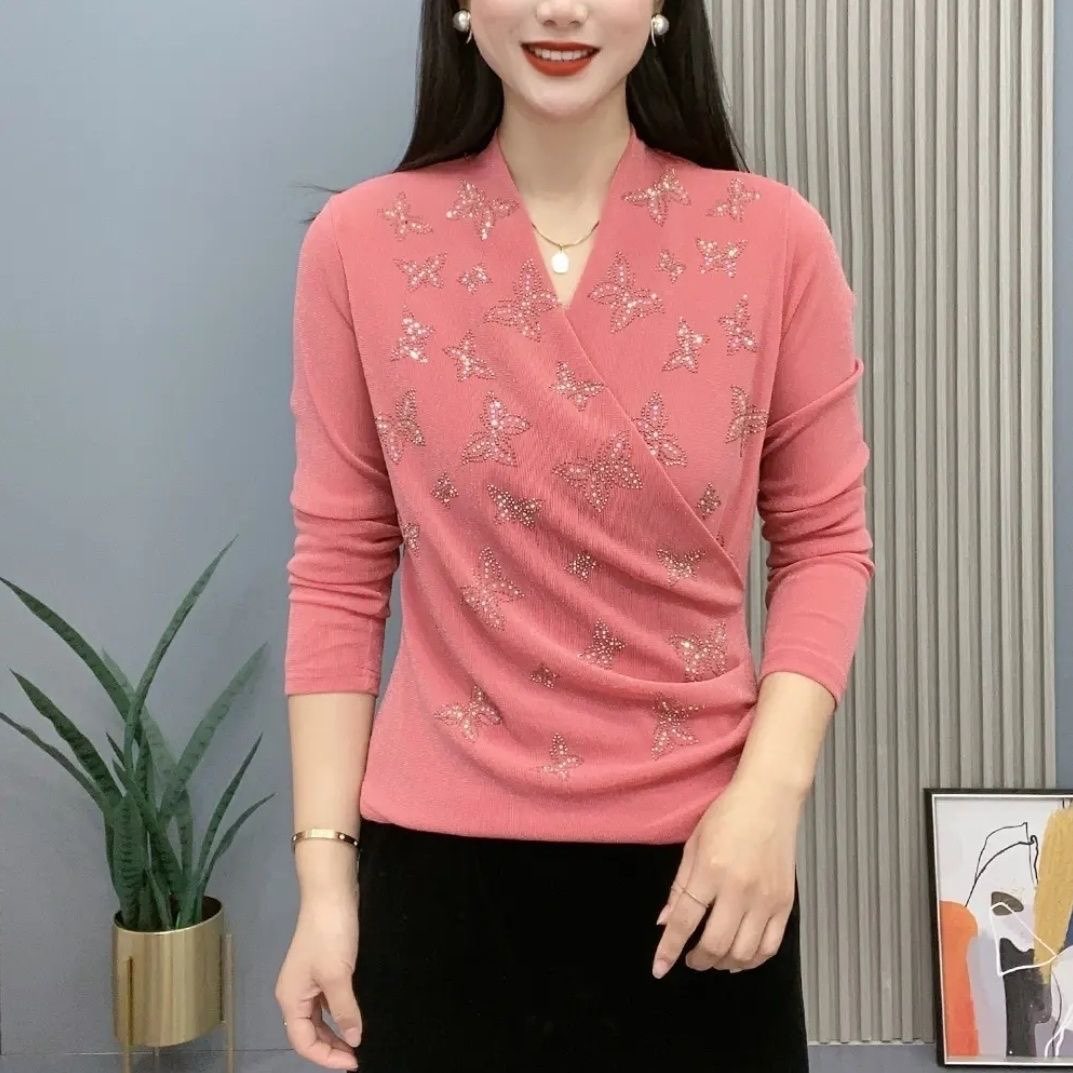 2025新款交叉领妈妈装烫钻蝴蝶洋气时髦长袖打底衫