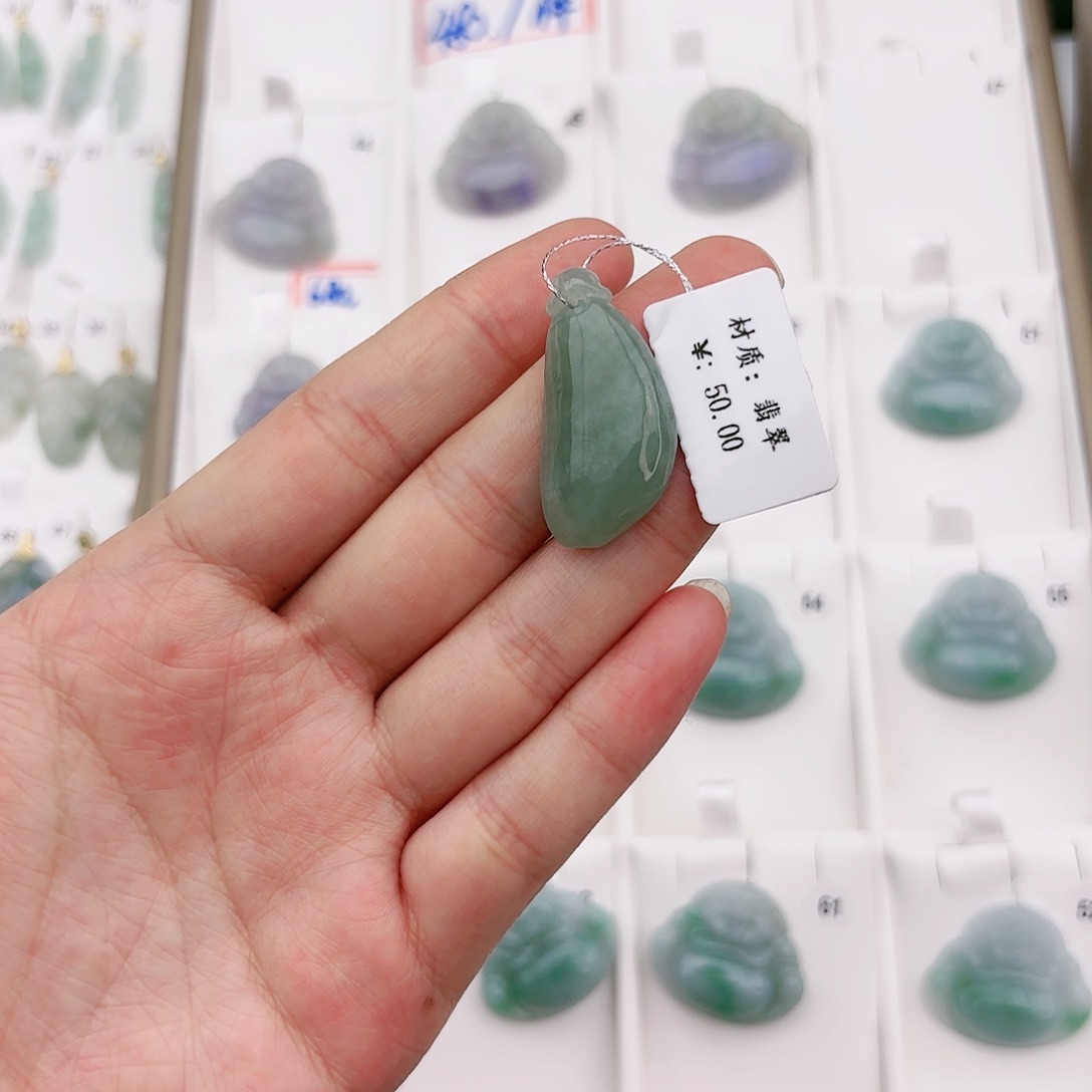 翡翠颈饰未镶嵌福瓜