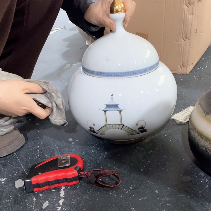 陶瓷花瓶，仿真绿植。