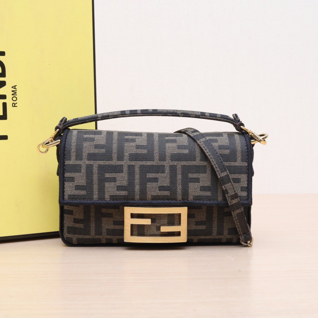 95新 FENDI/芬迪 Baguette 法棍包 Mini 帆布 P205438497