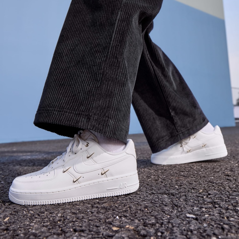 NIKE/耐克『泫雅同款』女子白金色四钩空军一号运动鞋FV3654111