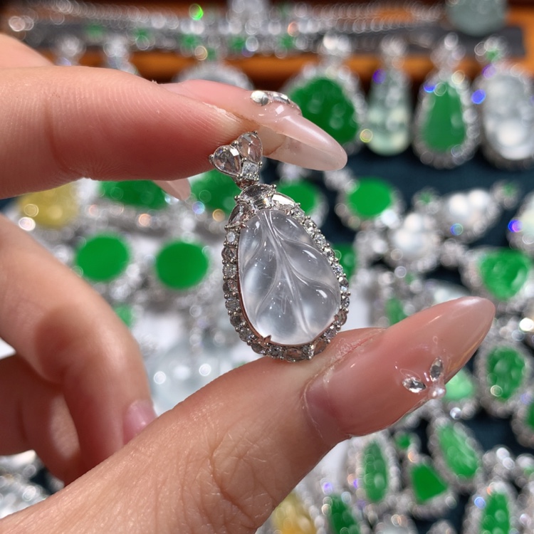 【闪购商品】翡翠颈饰18K金镶嵌叶子