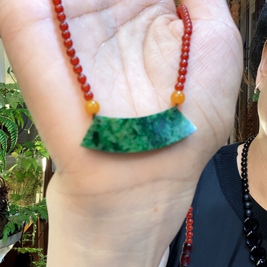 翡翠未镶嵌颈饰一会：一会