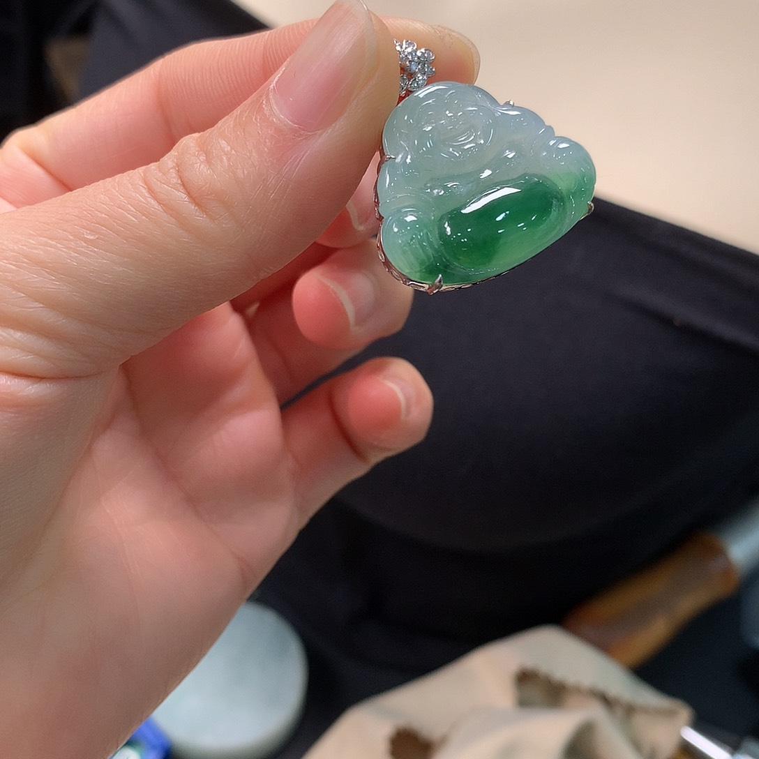翡翠颈饰18K金镶嵌绿佛