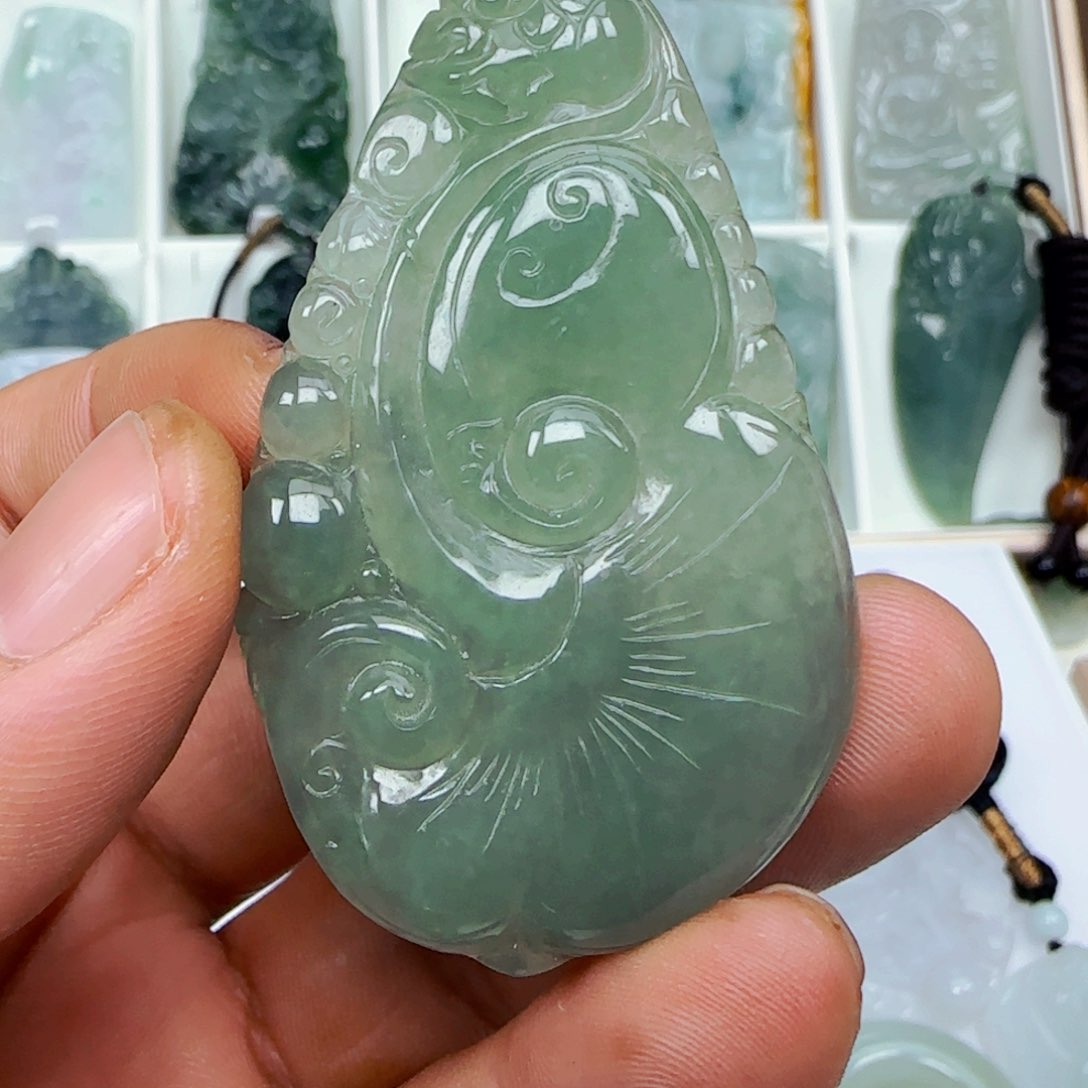 翡翠颈饰未镶嵌雪****?，