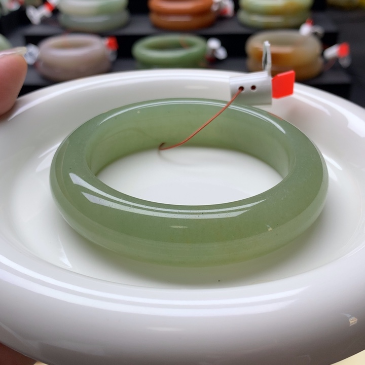 未镶嵌手镯石英岩玉