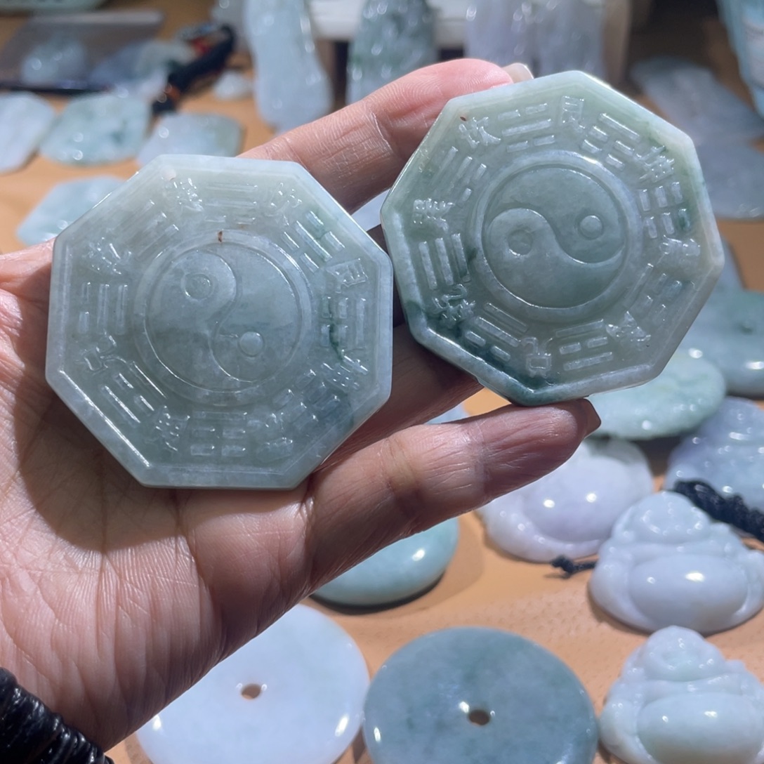 珮***玉翡翠未镶嵌颈饰八卦