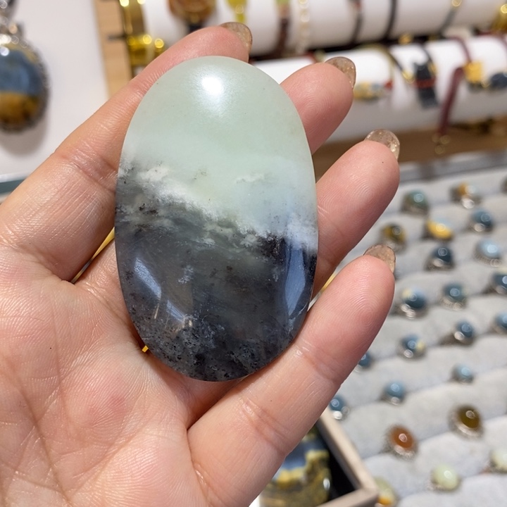 赵***旗蛇纹石玉未镶嵌颈饰