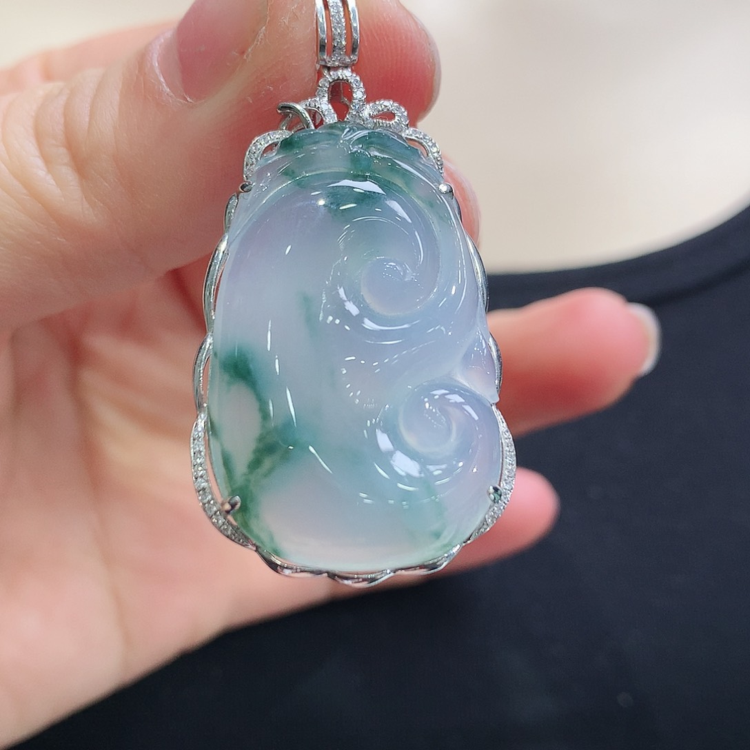 翡翠颈饰18K金镶嵌如意