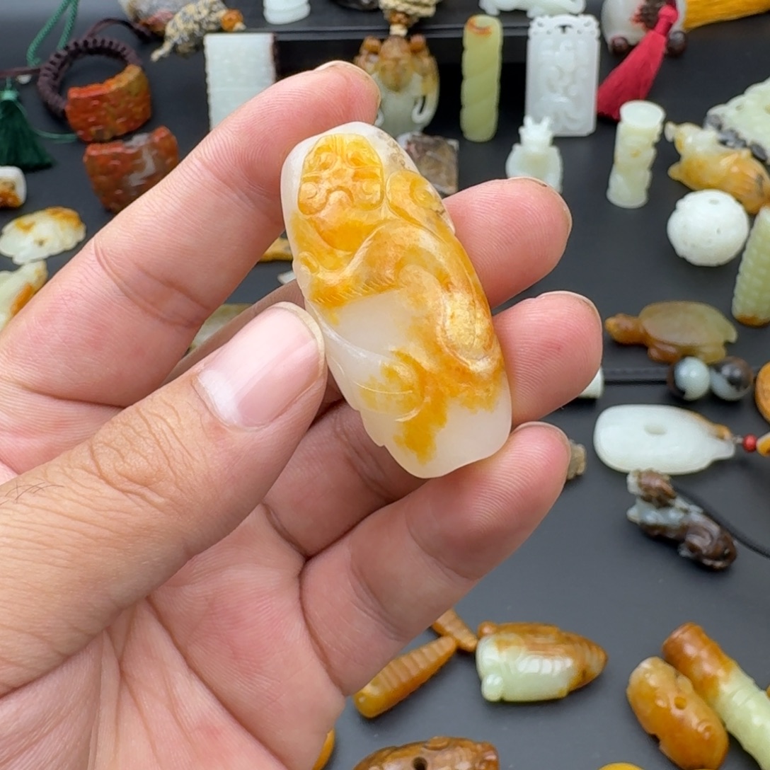 八***）和田玉（糖玉）未镶嵌颈饰