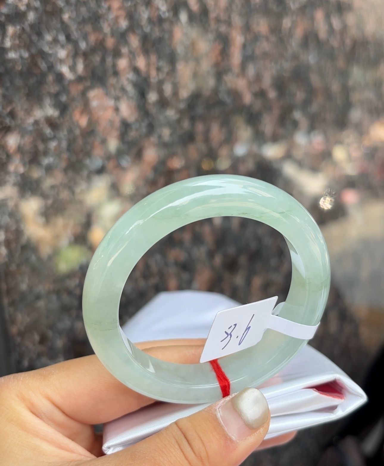 XC（上新）强强推五十三点六圈冰透正圈高货微瑕翡翠a货手镯