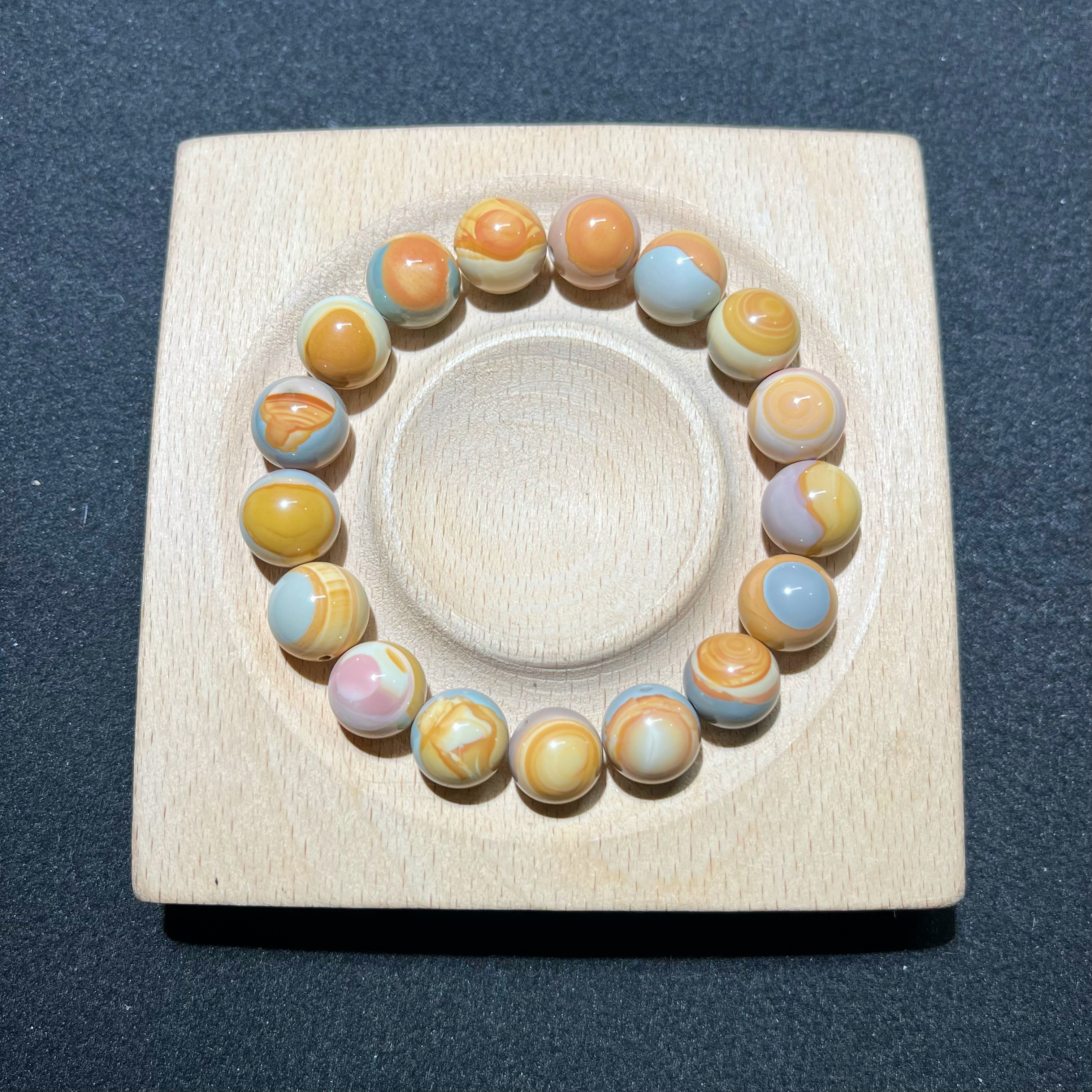 天然彩宝阿拉善玛瑙呼料手串直播间挑选