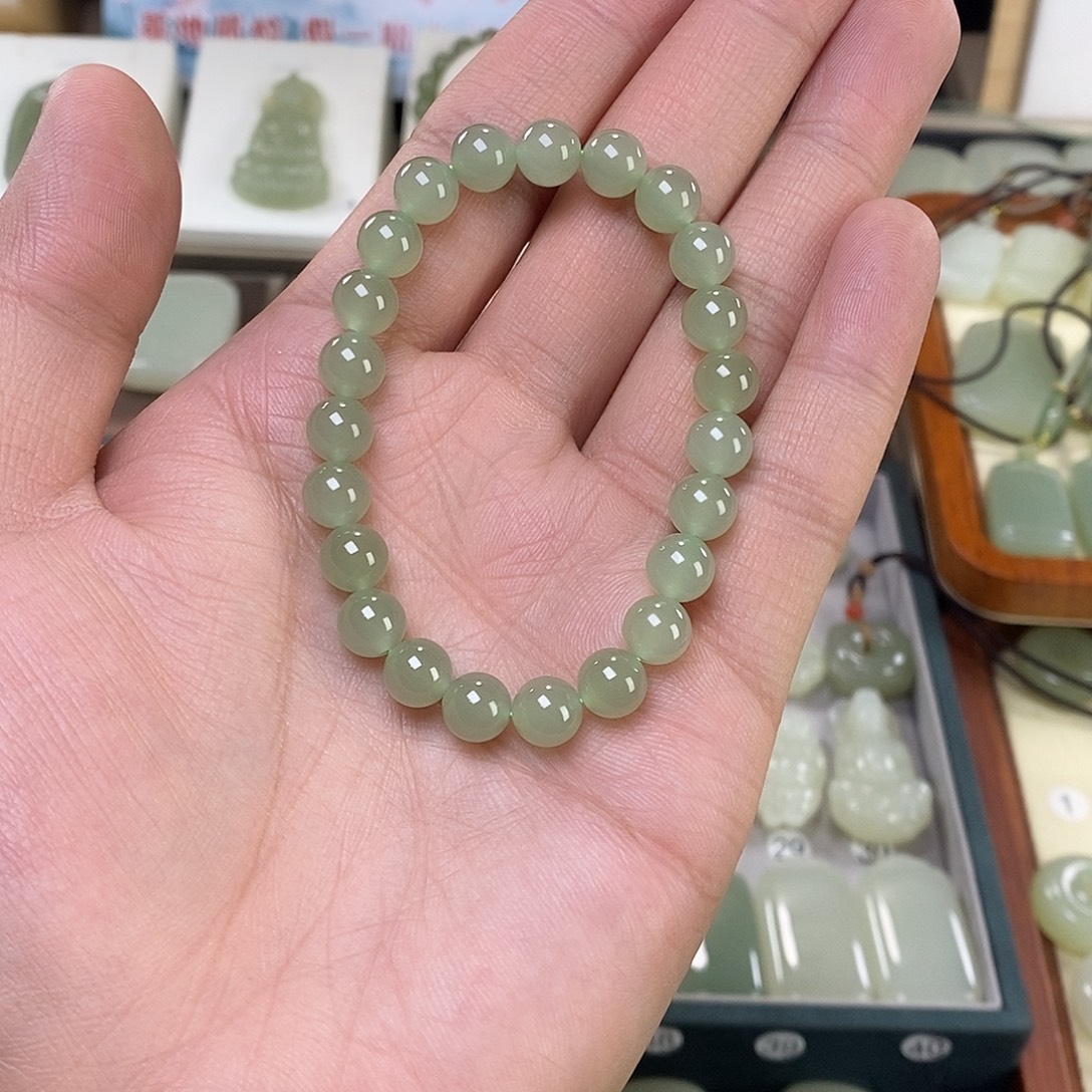 M***，和田玉未镶嵌颈饰