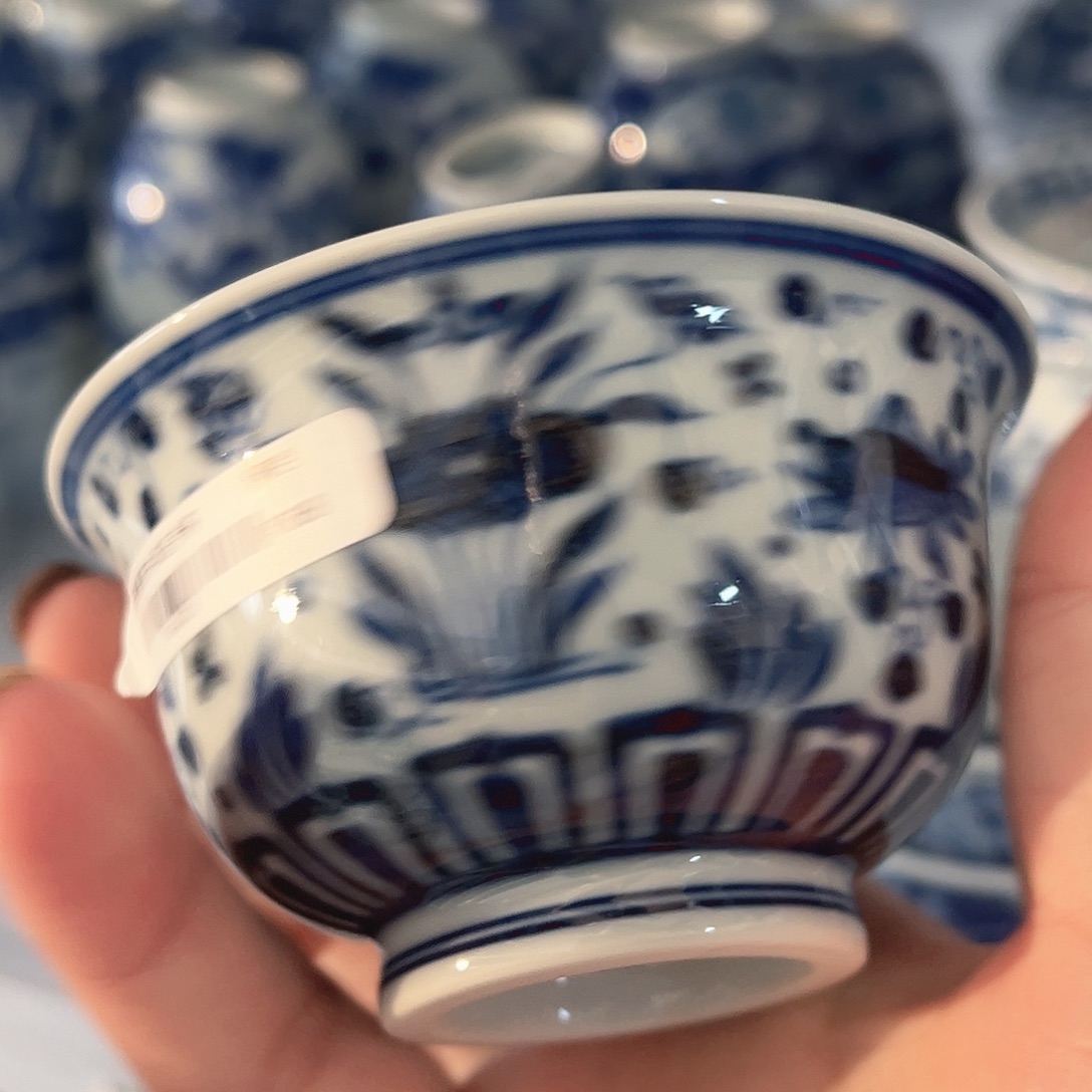 摆件陶暗刻纹鱼藻杯。   